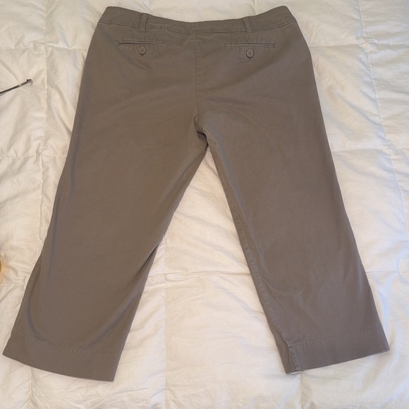 The Limited women's drew fit capri pants. Size 10 khaki (A13) - Picture 2 of 4